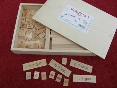 Productafbeelding van Houten leerspeelgoed, Vokalino 1, werkwoorden. Afmetingen: 37x4,5x24,5 cm. Nieuw