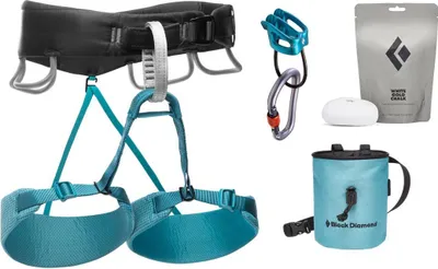 Momentum Harness Package von Black Diamond; bestehend aus einem Klettergurt; Karabiner; Chalkbag und Chalk.