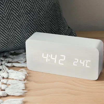 Produktbild von Wecker Uhr in Holzoptik digital - Digitalwecker Anzeige von Uhrzeit Temperatur Datum - Alarm Clock mit USB Kabel in Weiß mit weißen LEDs kwmobile
