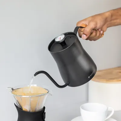 Produktbild von Navaris Wasserkocher Wasserkessel für Kaffee Zubereitung - 1l Schwanenhals Kessel inkl. Thermometer - mit langem Ausgießer und Holzgriff