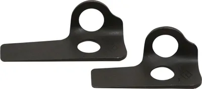 Zwei schwarze Bohrhakenlaschen von Black Diamond; geeignet für den Kletterwandbau.