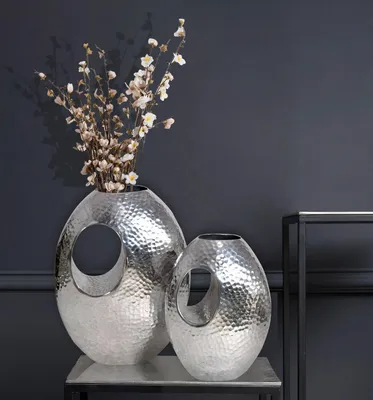 Zdjęcie produktu dla Zestaw 2 wazonów dekoracyjnych WOHNLING, srebrny, z aluminium, z uchwytem. Nowoczesny wazon na kwiaty, wzór "młotkowany". Zestaw 2-częściowy, wykonany z aluminium, idealny jako wazon na stół. Ręcznie wykonany