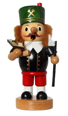 Bergmann mit grüner Mütze gekreuzten Hammer- und Schlägel-Symbol und traditionelle Bergmannswerkzeug