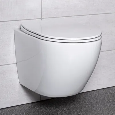 Zdjęcie produktu dla Miska wisząca WC Kerra Delos. Biała. Bezkołnierzowy system spłukiwania. W komplecie z deską z duroplastu.