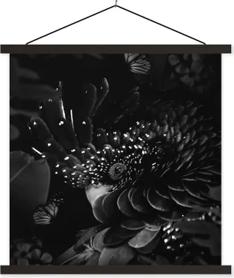 Produktbild von MuchoWow® Textilposter Porträt eines Kakadus umgeben von Schmetterlingen - schwarz und weiß 120x120 cm mit schwarzem Rahmen - Aufhängungsset