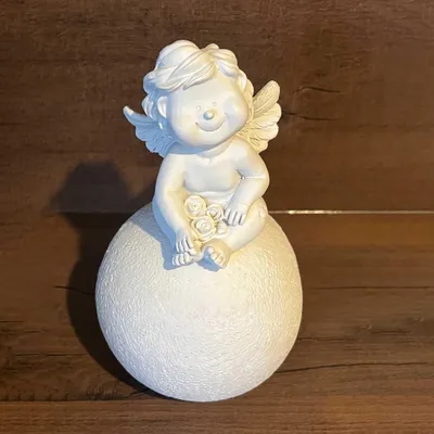 Produktbild von Grabschmuck, niedlicher Engel mit Rosenstrauß auf einer Kugel