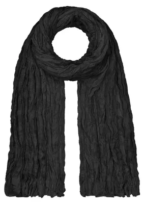 Samaya Breitschal in schwarz