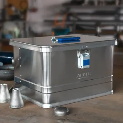 Produktbild von alutec Aluminiumbox 30 L COMFORT, Silbern, Staub- und spritzwassergeschützt, Korrosions-, witterungs- und temperaturbeständig, ergonomische Tragegriffe, für Vorhängeschloss oder Zylinderschloss, 1,5 mm Deckelstärke, zwei Fangbänder, für Handwerk, Werkstatt oder Baustelle