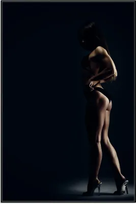 Produktbild von Wallario Wandbild Sexy Frau im Dunkeln - Schatten, Silhouetten, Muskeln, Größe: 61 x 91,50 cm, Poster mit schwarzem Aluminiumrahmen