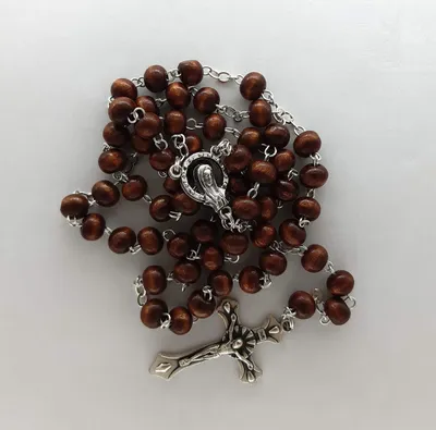 Imagen del producto de Rosario de madera con cuentas marrones, cadena con cruz plateada, de uso católico, para hombres y mujeres