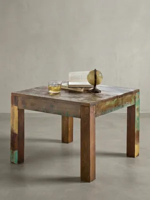 Frontale Perspektive des quadratischen Massivholz-Couchtisches auf neutralem Hintergrund. Die kompakten Maße von 60x47x60 cm und die markanten Blockbeine unterstreichen das geradlinige,_#sku_SAFWL5.068#