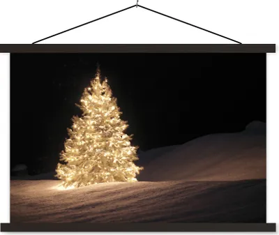 Produktbild von MuchoWow® Textilposter Ein beleuchteter Weihnachtsbaum bei Nacht 90x60 cm mit schwarzem Rahmen - Aufhängungssatz