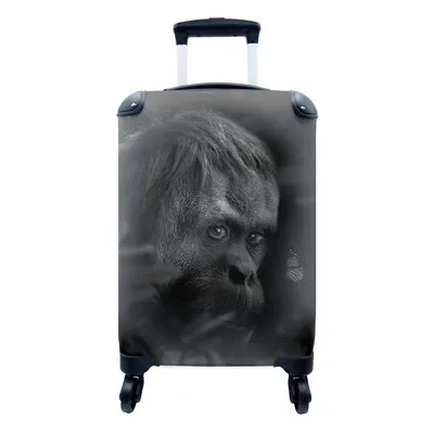 Produktbild von MuchoWow® Koffer Handgepäck Trolley Rollkoffer Kleine Reisekoffer mit 4 Rollen - Nahaufnahme eines Affen und eines Schmetterlings im Dschungel - schwarz und weiß - Cabin Size < 55x40x23 cm & 55x40x20 cm - Fotokoffer - Kabinenkoffer - Boardgepäck - Reise-Box - Reisekoffer - Reisegepäck - Koffer mit Bild - Trolley für Kinder