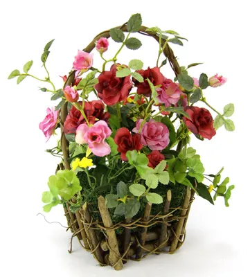Image de Omgoods - Roses naturelles dans un panier en osier
