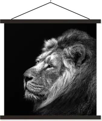 Produktbild von MuchoWow® Textilposter Löwe vor schwarzem Hintergrund in schwarz und weiß 60x60 cm mit schwarzem Rahmen - Posteraufhänger