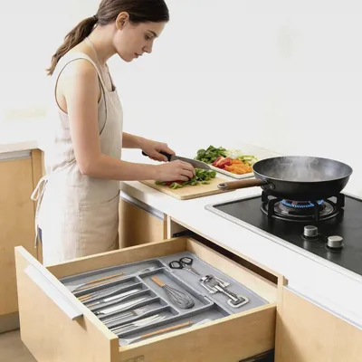 Produktbild von Besteckkasten für Schubladen, Verstellbarer Besteckkasten Schubladenorganizer – Flexibler Küchen-Organizer erweiterbar auf 56 cm Breite, Grau (ohne Messerblock) | Für Besteck, Löffel, Gabeln