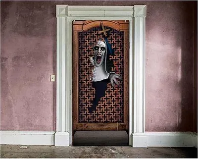 Productafbeelding van Halloween-deurposter met een zombie-thema. Creëert een griezelige decoratie, een horror-effect en een beangstigende, onheilspellende sfeer. Realistisch ontwerp met enge details. Kleur: Meerkleurig