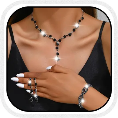 Imagen del producto de Conjunto de joyería con pedrería de strass, que incluye un collar y unos pendientes, ideal para ocasiones formales