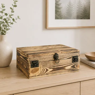 Produktbild von Rustikale Holztruhe mit Löwenkopfgriff – 40 x 30 x 16 cm | Schatztruhe aus Massivholz Geflammt