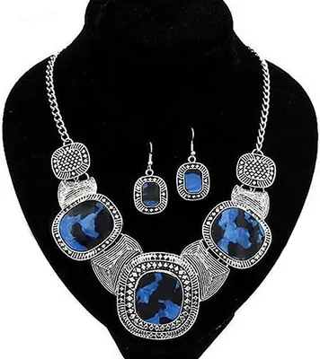 Produktbild von Vintage-Schmuckset mit Halskette und Ohrringen aus Metall für Damen mit einfacher geometrischer Form