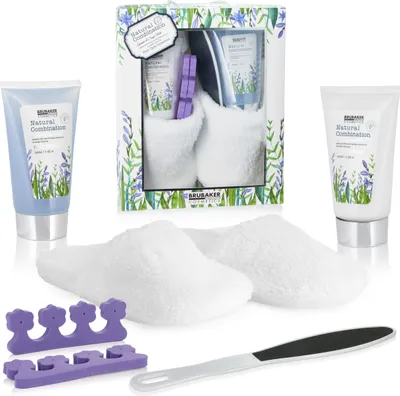 Produktbild von BRUBAKER Cosmetics Bade- und Fußpflege Set inkl. 1 Paar Slipper aus Teddy Plüsch Weiß - mit Lavendel & Salbei Minze Extrakten - Geschenkset Damen