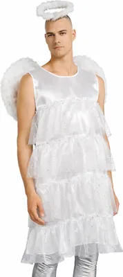 Herrenmodel trägt ein weißes Engel-Kleid aus Satin mit mehrlagigem Glitter-Tüll, kombiniert mit Engelsflügeln und Heiligenschein, vor weißem Hintergrund.