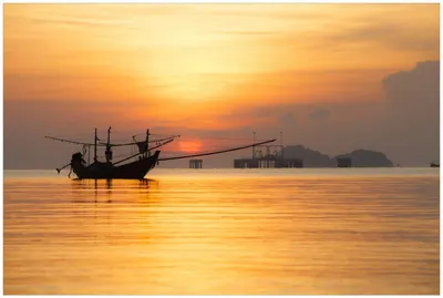 Produktbild von Wallario Premium Glasbild, freischwebende Optik, kräftige Farben, Größe 90 x 60 cm Motiv Thailändisches Fischerboot vor Sonnenuntergang