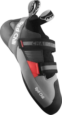 Kletterschuh "Charger II" von RedChili; grau mit roten Akzenten und Klettverschlüssen; ideal für Kletterer.