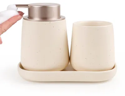 Image de Ensemble de salle de bain 3 pièces : distributeur de savon en céramique beige, gobelet à brosse à dents, étagère de salle de bain