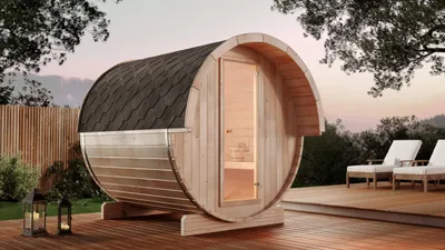 Produktbild von FinnTherm Fasssauna Außensauna, Wandstärke 42mm, 2 Holz-Sitzbänke, schwarze Dachschindeln, Tür mit großem Lichtausschnitt und Schloss, Lüftungsgitter, Spannbänder aus Edelstahl, Vordach mit 40cm Sitzbereich, ohne Saunaofen, Schornstein und Bodenrost, als Bausatz