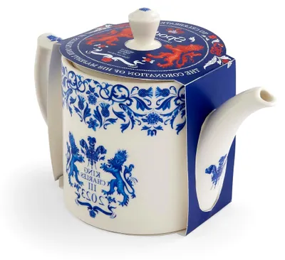Produktbild von Spode King Charles III Krönungs-Teekanne, 1,1 l, blau-weißes Design, gefertigt in Großbritannien