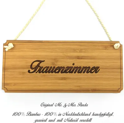 Produktbild von Mr. & Mrs. Panda Türschild Frauenzimmer - Geschenk, Holz Wegweiser, Shabby, Geschenkidee, Firmenschild, Schild, Landhaus, Büroschild, Graviert