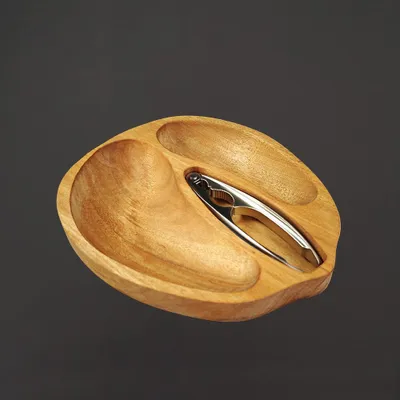 Produktbild von Walnussförmige Holzschale mit Nussknacker, massives Gabunholz, 23x28x4,5 cm