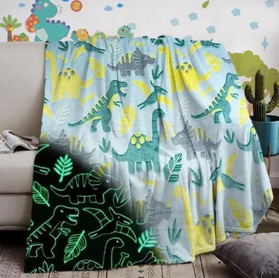 Imagen del producto de Manta de felpa con forma de dinosaurio que brilla en la oscuridad, 130 x 150 cm