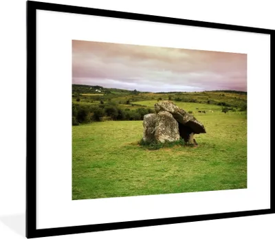 Produktbild von MuchoWow® Gerahmtes Poster Ein Hünenbett in einer grünen Landschaft 80x60 cm - Poster mit Schwarzem Bilderrahmen Wandposter Rahmen Foto Bilder - Schlafzimmer-Dekorationen - Fotoposter