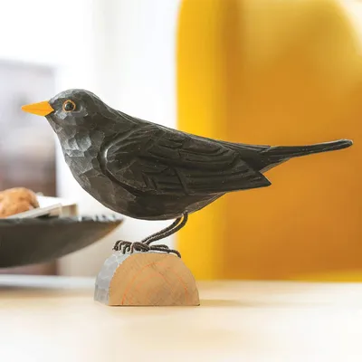 Zdjęcie produktu dla WILDLIFEGARDEN Wildlife Garden WG411 DecoBird Kos – ręcznie rzeźbiony drewniany ptak dekoracyjny – średniej wielkości ptaki europejskie