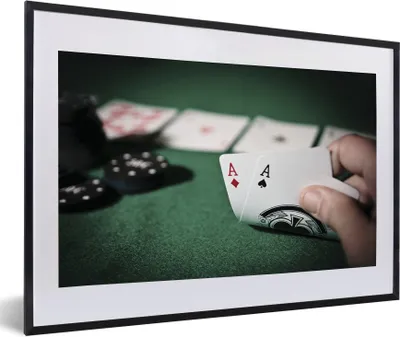 Produktbild von MuchoWow® Gerahmtes Poster Beim Pokerspiel 60x40 cm - Poster mit Schwarzem Bilderrahmen Wandposter Rahmen Foto Bilder - Schlafzimmer - Plakat in Rahmen - Drucken
