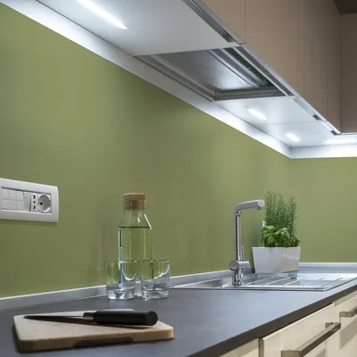 Produktbild von Dekorative Vinyl-Klebefolie auf Meterware – Waschbarer, wasserfester Aufkleber für Wände, Küchen und Möbel – 60 cm x 50 m – Olivgrün