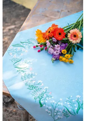 Imagen del producto de Kit de bordado a punto de satén Vervaco para mantel "Flores pastel", 72 x 72 cm