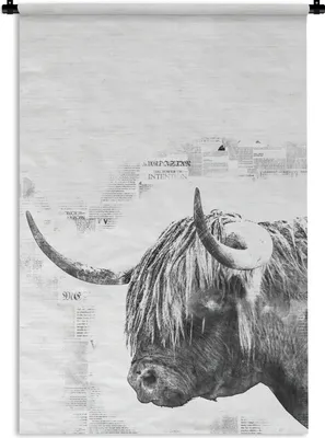 Produktbild von MuchoWow® Wandteppich Wandbehang Schottisches Hochlandrind auf einem Zeitungshintergrund - schwarz und weiß 60x90 cm Tapisserie Dekoration Wandtuch - Foto-Teppich - Abwaschbar