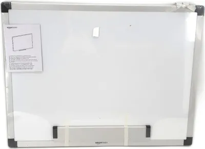 Image de Amazon Basics Tableau blanc magnétique avec plumier et baguettes en aluminium, effaçable à sec, 60 cm x 45 cm (l x h), blanc