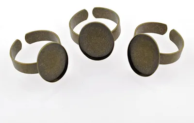 Produktbild von Vintageparts 2 Ringrohlinge antik Bronze mit ovaler Fassung für 18 x 13 mm Cabochons