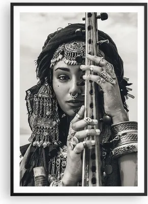Produktbild von Gerahmtes Poster - Schwarzer Rahmen - Frau ethnisch Schmuck - 70x100 cm - Wand Bild - Wanddeko - Wandbilder - Kunstposter - Wandposter - Bilderrahmen - Bilder - Kunstdruck - P2BPA70x100-5027