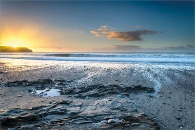 Produktbild von Wallario selbstklebendes Poster - Einsamer Strand in Cornwall  England, Größe: 61 x 91,50 cm