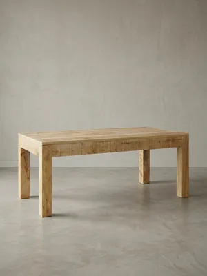 Vorderansicht des rustikalen Couchtisches 110x60x47 cm auf weißem Hintergrund. Der massive Holztisch im Landhaus-Stil überzeugt durch sein klares Design und die robusten Tischbeine._#sku_BARWL5.085#