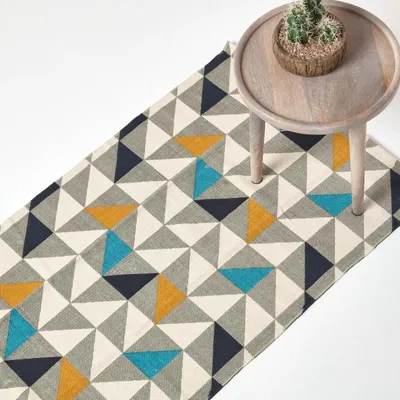 Obrázek produktu pro Bavlněný koberec HOMESCAPES Copenhagen ve vzhledu Skandi s geometrickým vzorem v modré, žluté a šedé barvě, 66 x 200 cm