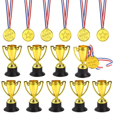 Image de Inovra - Coffret de trophées et médailles, 30 pièces : 10 trophées dorés, 20 médailles de vainqueur. Fabriqué en plastique, léger et durable