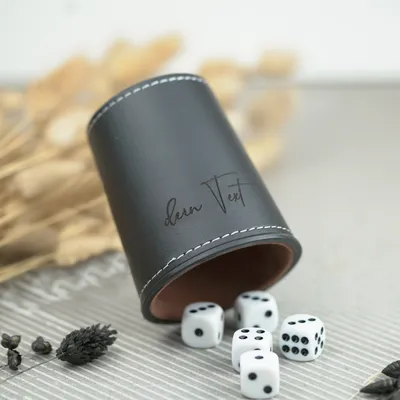 Produktbild von Würfelbecher mit Gravur / personalisiert / individuell mit Namen + 5 Würfel