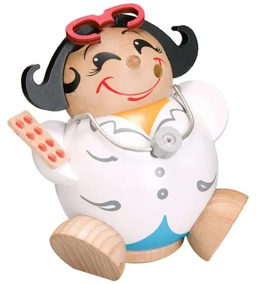 Eine fröhliche Räucherfigur in Form einer Ärztin aus Holz trägt ein Stethoskop und eine Brille und hält eine Packung Tabletten in der Hand während sie ein breites Lächeln zeigt und in einem weißen Kittel gekleidet ist
