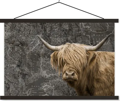 Produktbild von MuchoWow® Textilposter Schottische Hochlandrind - Weltkarte - Kuh 60x40 cm mit schwarzem Rahmen - Hölzernes